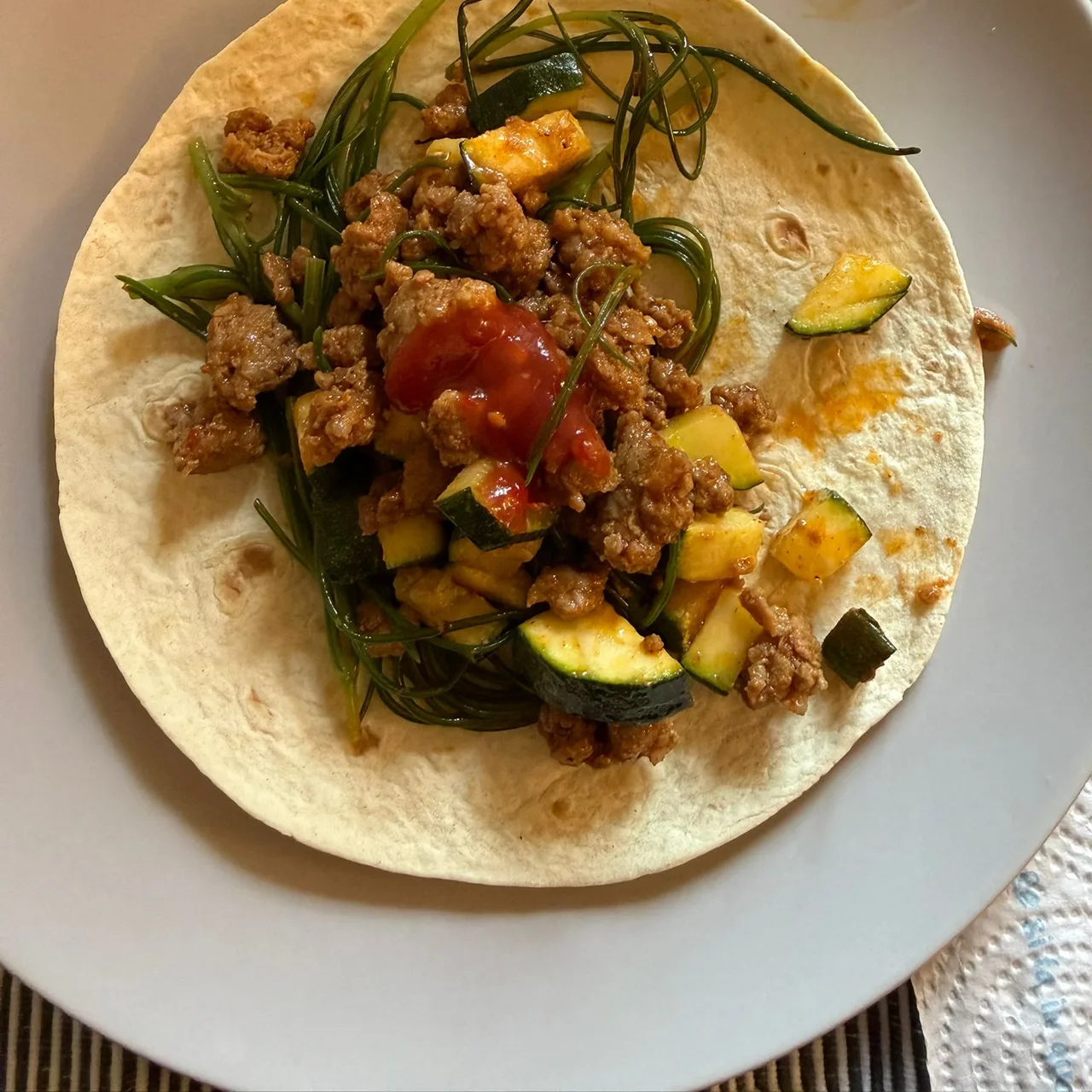Tortillas con agretti, salsiccia e zucchine
