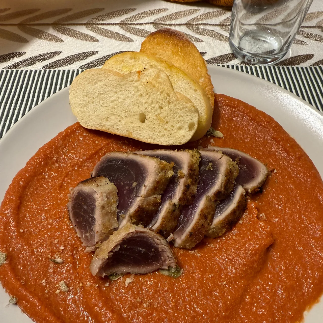 Coda di tonno su salsa al pomodoro