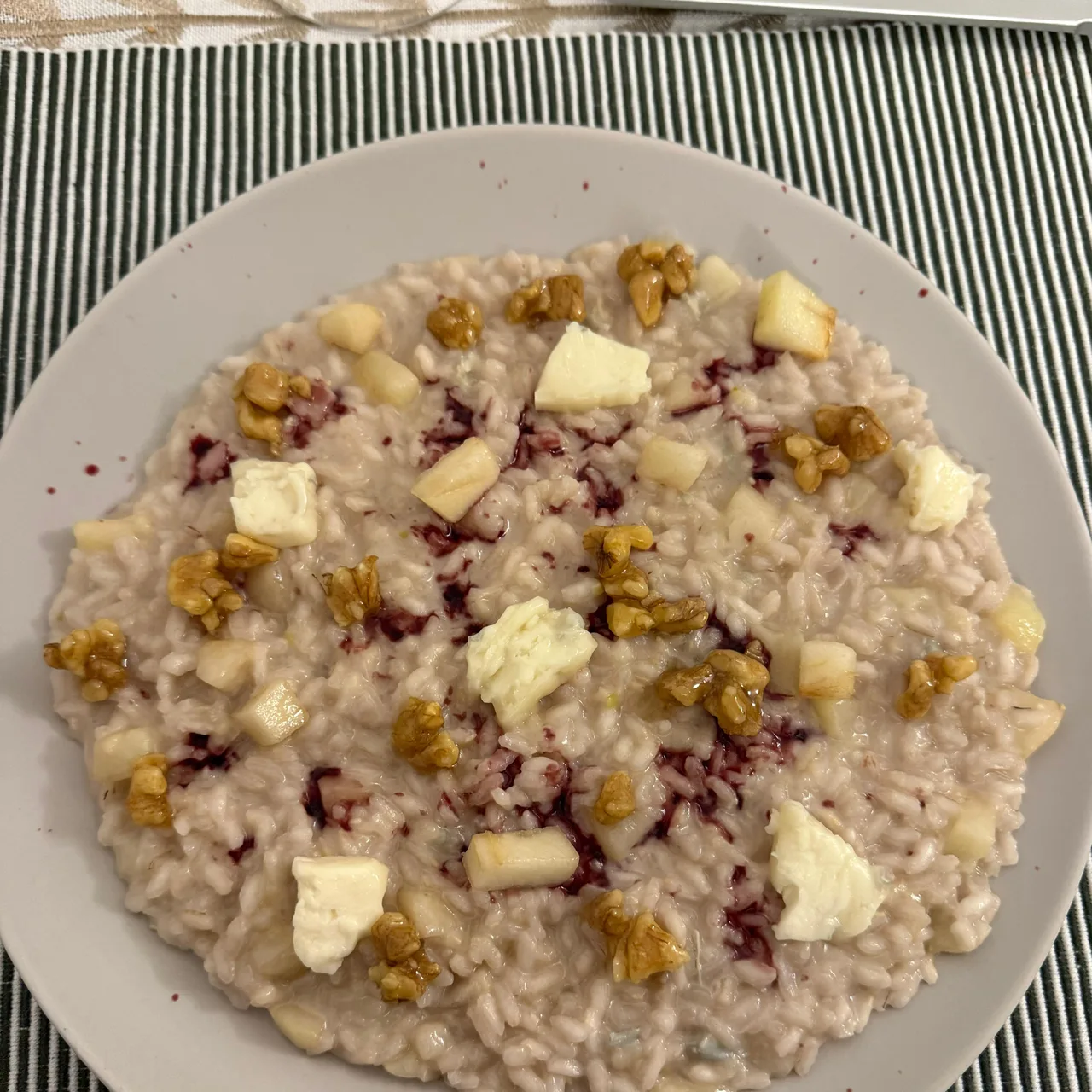 Risotto zola, noci e vino rosso