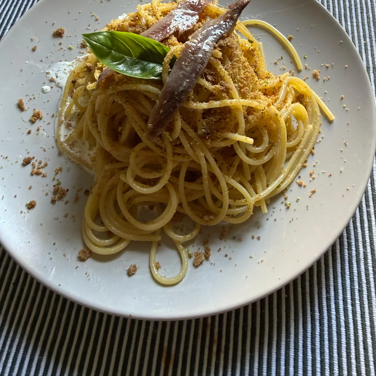 Spaghetti, stracciatella, alici e mollica al limone