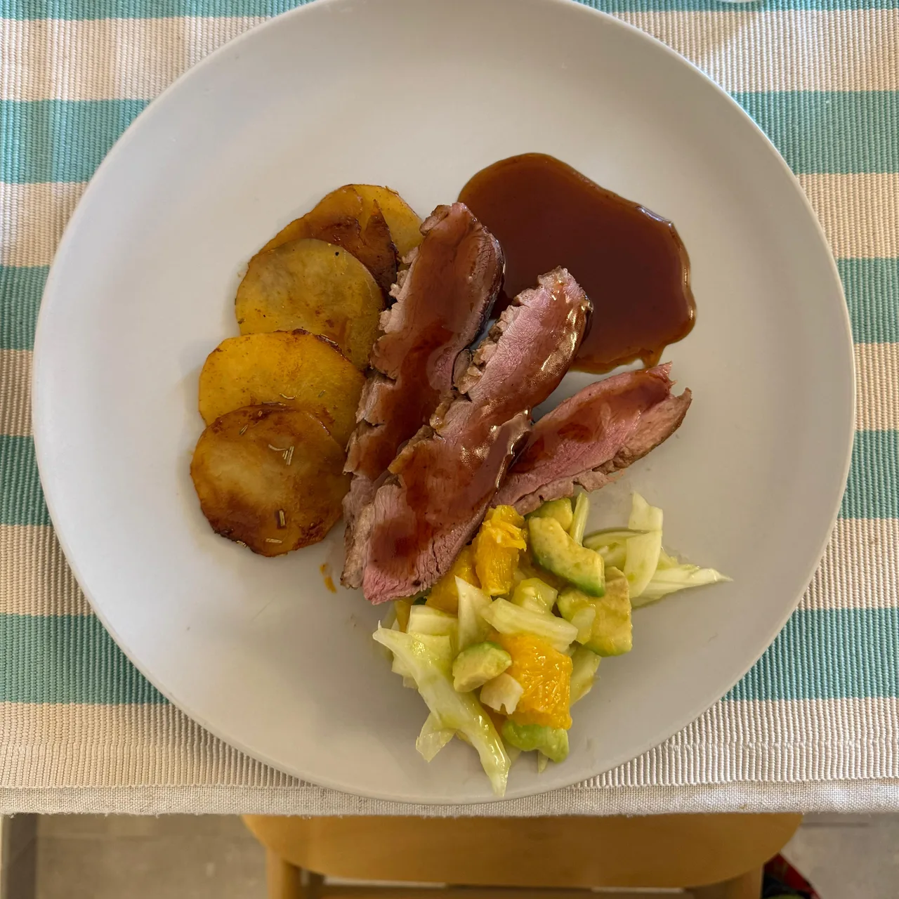 Petto d'anatra con patate e riduzione